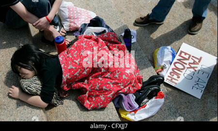 Saint Paul, MN - le 14 avril 2007 - Marissa Doop, 8, de Medina gère une sieste les étapes à l'extérieur de la capitale de l'Etat où Jason Lewis et sa coalition de réduction des impôts a dirigé une grande protestation de l'impôt. Marissa a assisté à l'événement avec ses parents Al et Cindy Doop et frère Justin, 13. (Crédit Image : © Minneapol Banque D'Images