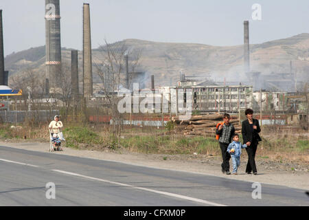 18 avril 2007 - Copsa Mica, Transylvanie, Roumanie - l'usine Sometra plomb. Copsa Mica, petite ville de Transylvanie était considéré comme l'un des cinq pires sites industriels pollués du monde communiste. Une fonderie de zinc et une usine de noir de carbone et les métaux lourds crachant de la poussière noire sur une longueur de 25 Banque D'Images