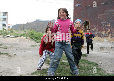 18 avril 2007 - Copsa Mica, Transylvanie, Roumanie - Les enfants de Copsa Mica. Copsa Mica, petite ville de Transylvanie était considéré comme l'un des cinq pires sites industriels pollués du monde communiste. Une fonderie de zinc et une usine de noir de carbone et les métaux lourds crachant de la poussière noire sur une longueur de 2 Banque D'Images