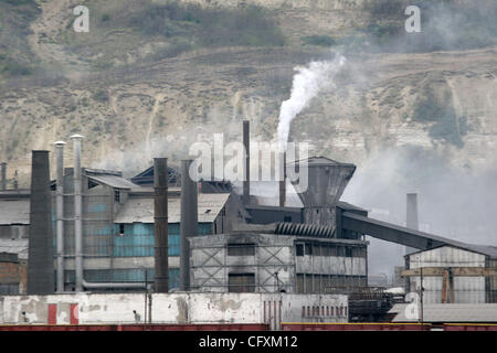 18 avril 2007 - Copsa Mica, Transylvanie, Roumanie - l'usine Sometra plomb. Copsa Mica, petite ville de Transylvanie était considéré comme l'un des cinq pires sites industriels pollués du monde communiste. Une fonderie de zinc et une usine de noir de carbone et les métaux lourds crachant de la poussière noire sur une longueur de 25 Banque D'Images