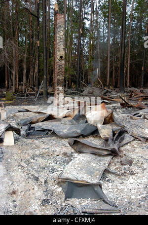 WAYCROSS, GA - 20 avril : une maison détruite par un incendie de forêt dans la région de Waycross, ga., le vendredi 20 avril 2007. Les pompiers continuent de lutter contre l'incendie, même si les flammes ont déplacé vers le sud, loin de Waycross. (Photo par Erik S. moindre/pour le New York Times) Banque D'Images