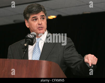 Apr 20, 2007 - New York, NY, USA - Fox News Channel Sean Hannity de personnalité au "débat sur la race en Amérique du 21e siècle" avec le Révérend Al Sharpton a tenu au cours de la 9e Convention nationale annuelle du Réseau d'action organisée à l'hôtel Sheraton. (Crédit Image : © Nancy/Kaszerman ZUMA Press) Banque D'Images