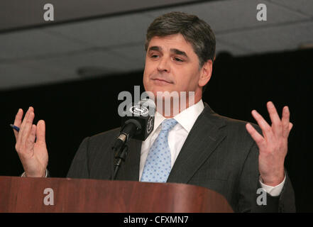 Apr 20, 2007 - New York, NY, USA - Fox News Channel Sean Hannity de personnalité au "débat sur la race en Amérique du 21e siècle" avec le Révérend Al Sharpton a tenu au cours de la 9e Convention nationale annuelle du Réseau d'action organisée à l'hôtel Sheraton. (Crédit Image : © Nancy/Kaszerman ZUMA Press) Banque D'Images