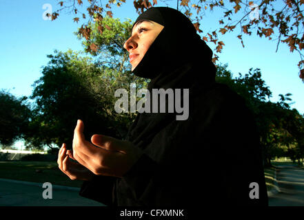 20 avril 2007, San Diego, USA. HAERO DIZAYE, basée à San Diego un Hip-Hop et l'artiste de spoken word, pria l'extérieur du cimetière musulman (un coin du cimetière Greenwood), avant d'entrer pour visiter la tombe de sa mère. DIZAYE avait quelques observations sur l'animateur radio DON IMUS. C Obligatoire Banque D'Images