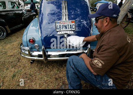 21 avril 2007, San Diego, USA. JAIME GUEVARA polit sa Chevrolet Impala 1948 à Chicano Park. Lui et les autres membres de son carclub, les cochers, faites le camp à l'arrière du parc, admirer les voitures de tout le monde, faisant de Carne asada et ceviche. Samedi était la 37e Journée annuelle de Chicano Park. Hundre Banque D'Images