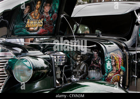 21 avril 2007, San Diego, USA. Aussi beau que les voitures classiques étaient samedi à la 37e Journée annuelle de Chicano Park, ainsi était l'œuvre d'art sur certains d'entre eux, sur les pare-chocs et sous le capot. Des centaines de personnes sont venues au parc sous les autoroutes dans la région de Barrio Logan pour célébrer la culture chicano. Folkloric Ballet Banque D'Images