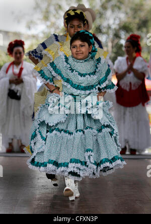 21 avril 2007, San Diego, USA. Le Ballet Folklorico Yaquis effectué samedi à la 37e célébration de la journée annuelle de Chicano Park. Des centaines de personnes sont venues au parc sous les autoroutes dans la région de Barrio Logan pour célébrer la culture chicano. Danseurs de Ballet Folklorico et Mixcoatl effectuée, comme l'ont fait plusieurs music Banque D'Images