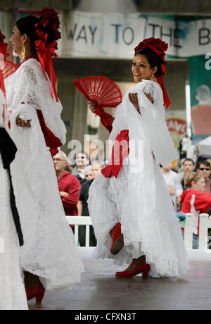 21 avril 2007, San Diego, USA. BARBARA SANCHEZ danse avec le Ballet Folklorico Yaquis samedi lors de la 37e Journée annuelle de Chicano Park. Des centaines de personnes sont venues au parc sous les autoroutes dans la région de Barrio Logan pour célébrer la culture chicano. Danseurs de Ballet Folklorico et Mixcoatl effectuée, comme l'a fait se Banque D'Images