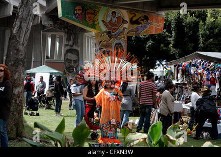 21 avril 2007, San Diego, USA. Samedi était la 37e Journée annuelle de Chicano Park. Des centaines de personnes sont venues au parc sous les autoroutes dans la région de Barrio Logan pour célébrer la culture chicano. Danseurs de Ballet Folklorico et Mixcoatl effectuée, de même que plusieurs groupes musicaux. Des dizaines de clubs de voiture couvert l'herbe Banque D'Images