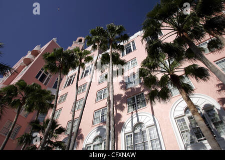 042207 tc trv st pete (10D21) Photo par Paul J. Milette/Le Palm Beach Post 0036678C -ST. PETE BEACH- De grands palmiers entourent Le Don Cesar Beach Resort(CQ), également connu sous le nom de Palais rose. Le complexe hôtelier qui a ouvert ses portes en 1928 et est sur le Registre National des Endroits Historiques. 4/22/07 Banque D'Images