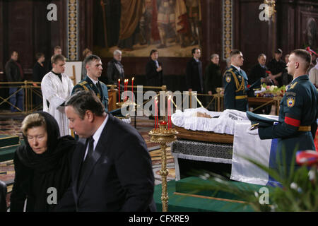 Des milliers de Russes sont venus à la Cathédrale du Christ Sauveur à Moscou pour dire au revoir à l'ancien président Boris Eltsine, dont le cercueil situé dans la Cathédrale. Cercueil ouvert drapé dans un drapeau tricolore russe et encadré par des gardes présidentiels. La veuve de Eltsine Naina Eltsine dans le coin gauche. Banque D'Images