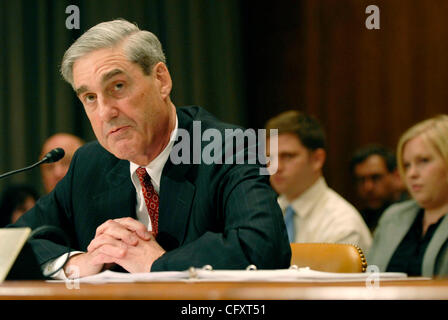 Apr 26, 2007 - Washington, DC, USA - Le directeur du FBI ROBERT MUELLER apparaît avant les crédits du Sénat Comité pour répondre à des questions au sujet de l'agence sa demande de budget de 6 milliards de dollars. Mueller face de difficiles questions de sénateurs des deux parties en ce qui concerne le mauvais usage des lettres et de la sécurité nationale Banque D'Images