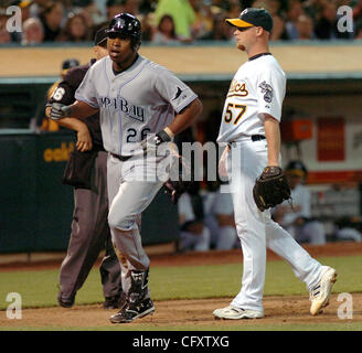 Devil Rays de Tampa Bay Delmon Young scores sur une balle passée pour faire 4-1 score comme lanceur partant Oakland A's Tchad Gaudin couvre accueil plaque dans la troisième manche, le vendredi, 27 avril 2007, à Oakland, Californie (Eddie Ledesma/Contra Costa Times) Banque D'Images