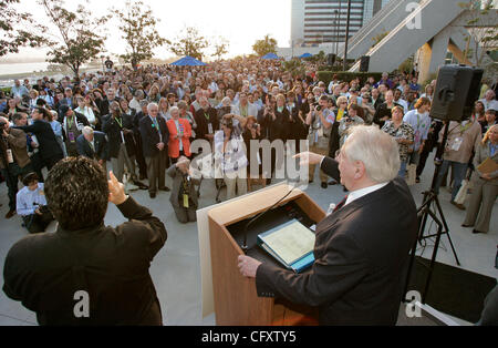 Le 27 avril 2007, San Diego, Californie California State Convention démocrate au San Diego Convention Center- MIKE GRAVEL, un ancien sénateur américain et actuel candidat à la présidentielle, s'adresse à la foule à l'extérieur à l'étage mezzanine pendant la réception de bienvenue du président. À gauche est un signe langu Banque D'Images