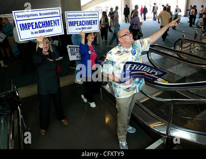 NCdemocratic271855x003.jpg le 27 avril 2007, SAN DIEGO, Californie, USA ..................... Les délégués de la Californie, CINDY ASNER (à gauche), Marcy (CQ) WINOGRAD (CQ) et CHRIS FUENTES (son seul un bénévole pour Hillary Clinton) montrent leur soutien variable comme collègues entrer dans le convention center Banque D'Images