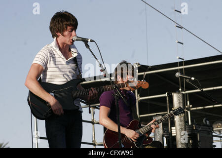 Arctic Monkeys avec chanteur en blanc Alex Turner et Jamie Cook à la guitare en chemise sombre qui se produiront au Coachella Valley Music and Arts Festival à l'Empire Polo Fields 2007 à Indio en Californie le 27 avril 2007. Banque D'Images