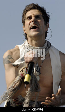 27 avril, 2007 ; Indio, CA, USA ; Perry Farrell, musicien du groupe de travail 'satellite', d'effectuer au cours de la vallée de Coachella Music and Arts Festival 2007. Crédit obligatoire : Photo par Vaughn Youtz/ZUMA Press. (©) Copyright 2007 par Vaughn Youtz. Banque D'Images