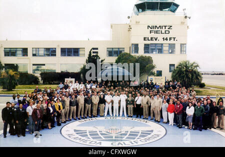 25 avr 2007 - Alameda, CA, USA - 10e anniversaire de la clôture de la cession de la Naval Air Station à la ville d'Alameda. PHOTO D'ARCHIVES : avril 1997. Alameda Naval Air Station, chefs militaires et civils se réunissent pour une dernière photo de groupe devant la gare de la circulation aérienne du contro Banque D'Images