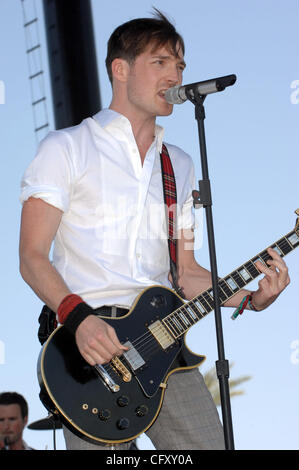 29 avril 2007 - Indio, California, USA - chanteur / guitariste DAN GILLESPIE vend de la bande le sentiment il se produit dans le cadre de la Coachella 2007 Music and Arts Festival qui a eu lieu à l'Empire Polo Field. Copyright 2007 Jason Moore. Crédit obligatoire : Jason Moore Banque D'Images