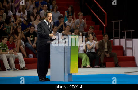 Apr 29, 2007 - Paris, France - parti de droite français candidat à la présidence de l'UMP NICOLAS SARKOZY prononce un discours devant des milliers lors d'un rassemblement à l'omnisports de Paris-Bercy. (Crédit Image : © James Colburn/ZUMA Press) Banque D'Images