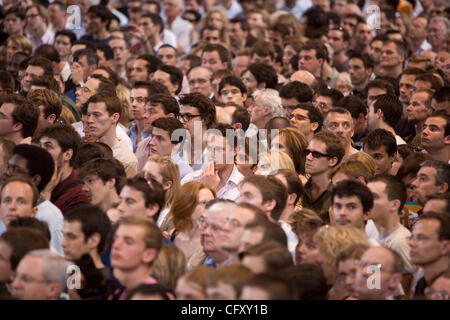 Apr 29, 2007 - Paris, France - parti de droite français candidat à la présidence de l'UMP Nicolas Sarkozy prononce un discours devant des milliers lors d'un rassemblement à l'omnisports de Paris-Bercy. (Crédit Image : © James Colburn/ZUMA Press) Banque D'Images