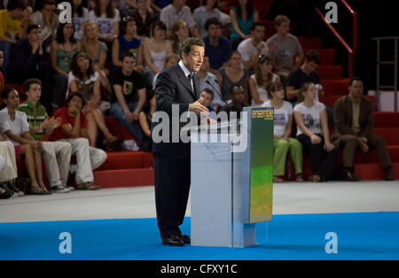 Apr 29, 2007 - Paris, France - parti de droite français candidat à la présidence de l'UMP NICOLAS SARKOZY prononce un discours devant des milliers lors d'un rassemblement à l'omnisports de Paris-Bercy. (Crédit Image : © James Colburn/ZUMA Press) Banque D'Images