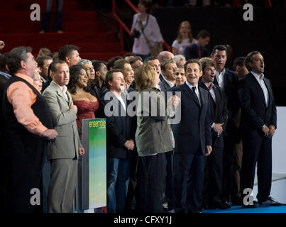 Apr 29, 2007 - Paris, France - présidentielle française Nicolas Sarkozy est entouré par les partisans pendant le chant de l'hymne national français lors d'un rassemblement à l'arène Omnisports de Paris à Bercy. (Crédit Image : © James Colburn/ZUMA Press) Banque D'Images