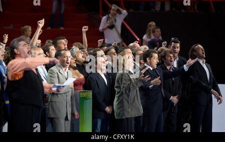 Apr 29, 2007 - Paris, France - présidentielle française Nicolas Sarkozy est entouré par les partisans pendant le chant de l'hymne national français lors d'un rassemblement à l'arène Omnisports de Paris à Bercy. (Crédit Image : © James Colburn/ZUMA Press) Banque D'Images