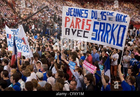 Apr 29, 2007 - Paris, France - présidentielle française Nicolas Sarkozy est applaudi par les partisans lors d'un rassemblement à l'arène Omnisports de Paris à Bercy. (Crédit Image : © James Colburn/ZUMA Press) Banque D'Images