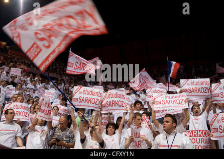 Apr 29, 2007 - Paris, France - présidentielle française Nicolas Sarkozy est applaudi par les partisans lors d'un rassemblement à l'arène Omnisports de Paris à Bercy. (Crédit Image : © James Colburn/ZUMA Press) Banque D'Images