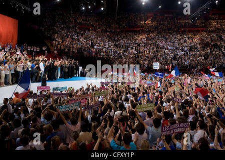 Apr 29, 2007 - Paris, France - présidentielle française Nicolas Sarkozy est applaudi par les partisans lors d'un rassemblement à l'arène Omnisports de Paris à Bercy. (Crédit Image : © James Colburn/ZUMA Press) Banque D'Images