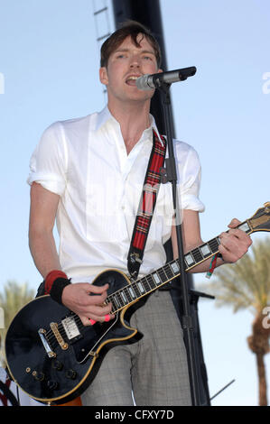 29 avr 2007 Indio, CA, USA, le chanteur/guitariste DAN GILLESPIE de la bande le sentiment il se produit dans le cadre de la vallée de Coachella 2007 Festival des arts et de la musique qui a eu lieu à l'Empire Polo Field situé dans la région de Indio. Copyright 2007 Jason Moore. Crédit obligatoire : Jason Moore Banque D'Images