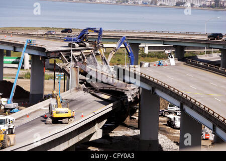 Apr 30, 2007 - Emeryville, CA, USA - Travailleurs démanteler deux sectiions de MacArthur le labyrinthe sur le Oakland, California-Emeryville frontière, le lundi 30 mars, 2007. Un pétrolier qui s'est écrasé dans une explosion le jour avant a causé l'effondrement des deux sections de l'autoroute, ce qui a habituellement 50 Banque D'Images