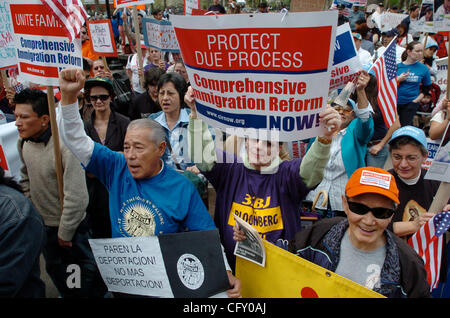 Des centaines de membres de la communauté immigrante rassemblement à Washington Square Park et de mars jusqu'à Broadway soulignent la crise humanitaire créé par les raids de l'immigration, les expulsions, et le refus du gouvernement fédéral d'adopter la réforme de l'immigration. Les participants ont appelé le rallye le Congrès et le Président Bu Banque D'Images