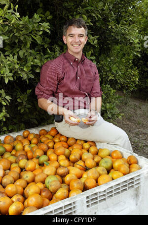 050207 w rencontré callery 2d3 - - personnel photo de Taylor Jones/Le Palm Beach Post/0037507A. Avec MITRA MALEK'S STORY. Roberts Nat(CQ), directeur général de Callery juge Grove de Wellington avec murcott mandarines. 05/02/07 Banque D'Images