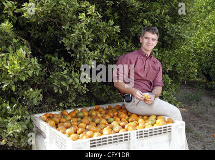 050207 w rencontré callery 1d3 - - personnel photo de Taylor Jones/Le Palm Beach Post/0037507A. Avec MITRA MALEK'S STORY. Roberts Nat(CQ), directeur général de Callery juge Grove de Wellington, avec murcott mandarines. 05/02/07 Banque D'Images