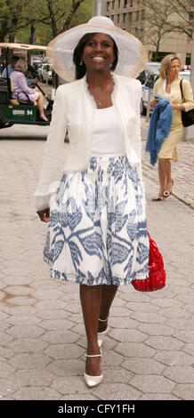 02 mai 2007 - New York, NY, USA - nouvelle personnalité Deborah Roberts à l'arrivée pour la 25e remise annuelle des prix Frederick Law Olmsted affectueusement connu comme le 'hat' Déjeuner tenu à Central Park's Conservatory Garden. (Crédit Image : © Nancy/Kaszerman ZUMA Press) Banque D'Images