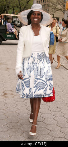 02 mai 2007 - New York, NY, USA - nouvelle personnalité Deborah Roberts à l'arrivée pour la 25e remise annuelle des prix Frederick Law Olmsted affectueusement connu comme le 'hat' Déjeuner tenu à Central Park's Conservatory Garden. (Crédit Image : © Nancy/Kaszerman ZUMA Press) Banque D'Images