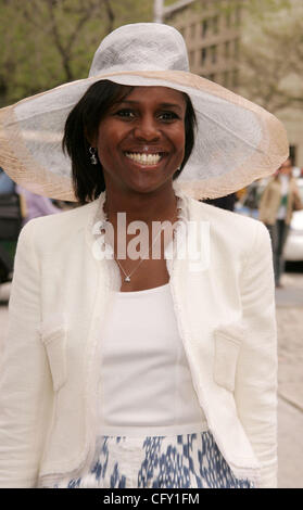 02 mai 2007 - New York, NY, USA - nouvelle personnalité Deborah Roberts à l'arrivée pour la 25e remise annuelle des prix Frederick Law Olmsted affectueusement connu comme le 'hat' Déjeuner tenu à Central Park's Conservatory Garden. (Crédit Image : © Nancy/Kaszerman ZUMA Press) Banque D'Images