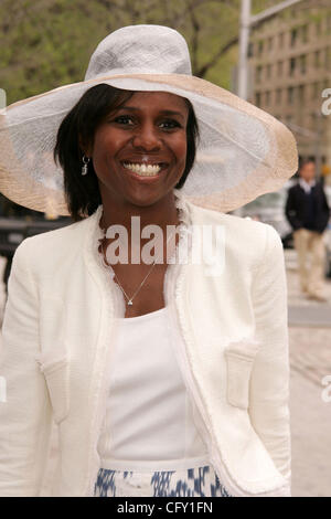 02 mai 2007 - New York, NY, USA - nouvelle personnalité Deborah Roberts à l'arrivée pour la 25e remise annuelle des prix Frederick Law Olmsted affectueusement connu comme le 'hat' Déjeuner tenu à Central Park's Conservatory Garden. (Crédit Image : © Nancy/Kaszerman ZUMA Press) Banque D'Images