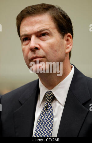 03 mai 2007 - Washington, DC, USA - ancien sous-procureur général JAMES COMEY témoigne devant le Comité judiciaire de la Chambre. Dans l'éloge du travail de presque tous les nous prosecuters ont tiré, Comey, qui a servi de 2003 à 2005, présentées par le procureur général Alberto Gonzales et d'autres à la juste Banque D'Images