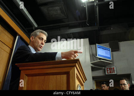 Mai 08, 2007 - Washington, DC, USA - Le congressiste Rahm Emanuel (D-IL) s'adresse aux journalistes au sujet de la maison de l'énergie des dirigeants démocratiques qui culmine avec l'ordre du jour de l'indépendance énergétique" le 4 juillet. Les démocrates planifier un certain nombre d'audiences à la recherche à l'industrie pétrolière et ont un paquet d'énergie bil Banque D'Images