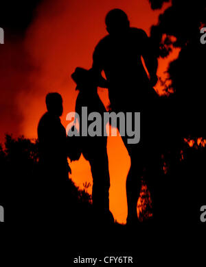 Les gens près du théâtre grec ressemble à un feu de brousse. Le Griffith Park un feu de broussailles à Los Angeles a entraîné l'évacuation d'une partie de Los Angeles et parmi les plus célèbres maisons de la colline. Photo par : Agustin Tabares Banque D'Images