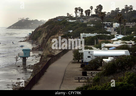 13 mai 2007, San Diego, Californie, États-Unis d'  San Elijo State Beach campgrounds sont généralement emballés pendant les mois d'été avec station campeurs. Avant de Memorial Day, le panneau d'entrée du camping les campeurs de l'avertit déjà des conditions de surpeuplement. Ici, c'est nord depuis la partie sud de th Banque D'Images