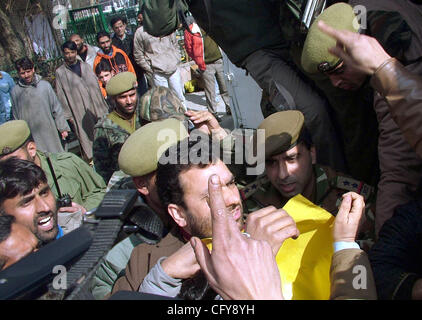 Jammu-et-Cachemire forum libération président Javaid Ahmed Mir avec ses partisans d'être arrêtés lors d'une protestation contre les violations des droits de l'homme et de massacres des innocents au Cachemire en Inde le 07 février 2007. PHOTO/ALTAF ZARGAR Banque D'Images