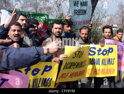 Forum de libération du Jammu-et-Cachemire(jklf) président Javaid Ahmed Mir avec ses partisans tenir des pancartes et en criant des slogans lors d'une protestation contre les violations des droits de l'homme et de massacres des innocents au Cachemire en Inde le 07 février 2007. PHOTO/ALTAF ZARGAR Banque D'Images