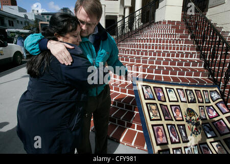 Le 28 février 2007, San Diego,- des victimes de mauvais traitements ESTHER MILLER ET DAVID LAMINE GASSAMA embrassé après une conférence de presse au centre-ville de San Diego en réponse à la décision du diocèse de San Diego à chercher la faillite. Crédit obligatoire : Photo de John Gibbins/San Diego Union-Tribune/Zuma Press copyright 2007 San Di Banque D'Images