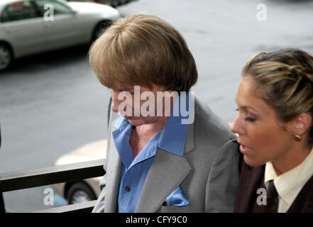 Mar 20, 2007 ; Los Angeles, CA, USA ; Phil Spector arrive pour la deuxième journée de sélection des jurés de son procès pour meurtre à la Cour supérieure de Los Angeles son sportif nouvelle coiffure. Avec Spector est sa femme, Rachelle Spector. Crédit obligatoire : Photo par Jonathan Alcorn/ZUMA Press. (©) Copyright 2007 by Jonathan Banque D'Images