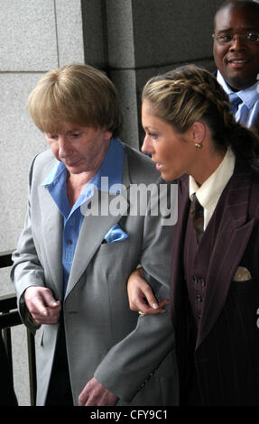 Mar 20, 2007 ; Los Angeles, CA, USA ; Phil Spector arrive pour la deuxième journée de sélection des jurés de son procès pour meurtre à la Cour supérieure de Los Angeles son sportif nouvelle coiffure. Avec Spector est sa femme, Rachelle Spector. Crédit obligatoire : Photo par Jonathan Alcorn/ZUMA Press. (©) Copyright 2007 by Jonathan Banque D'Images