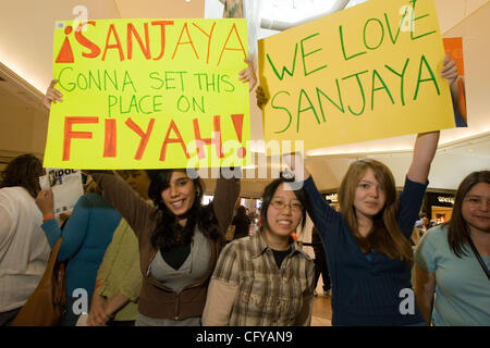 Candidat à American Idol Sanjaya Malakar revient à la maison à Federal Way, WA. Il est accueilli avec un heros, bienvenue à la cour à l''communes d'un centre commercial local. À partir de stations de radio locales, au maire de la ville Michael Park. Jeunes et vieux s'essayer et attraper un aperçu de la 'star'. Lorsque demandé wh Banque D'Images